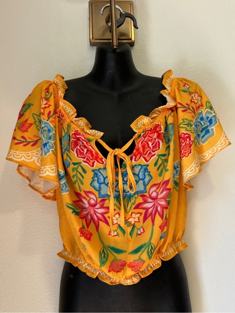 Flying tomato size M Cabo crusin’ floral top